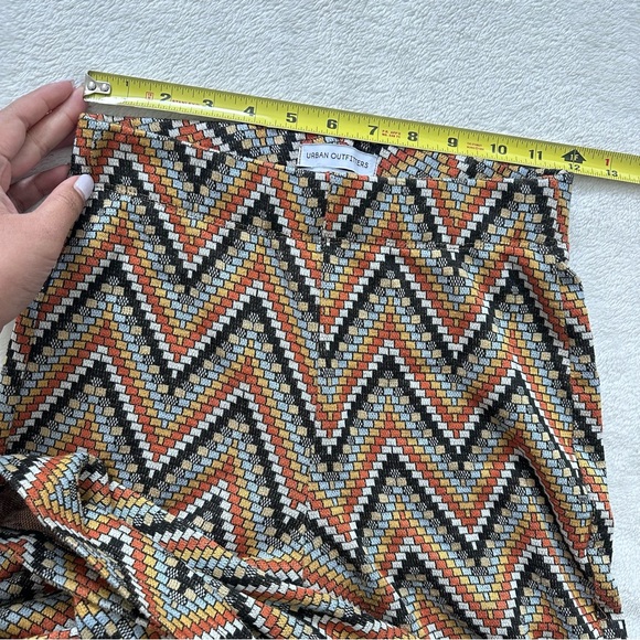 UO Urban Outfitters Bryn Pull-On Flare Pant in Orange Zigzag Size Small - Picture 8 of 13
